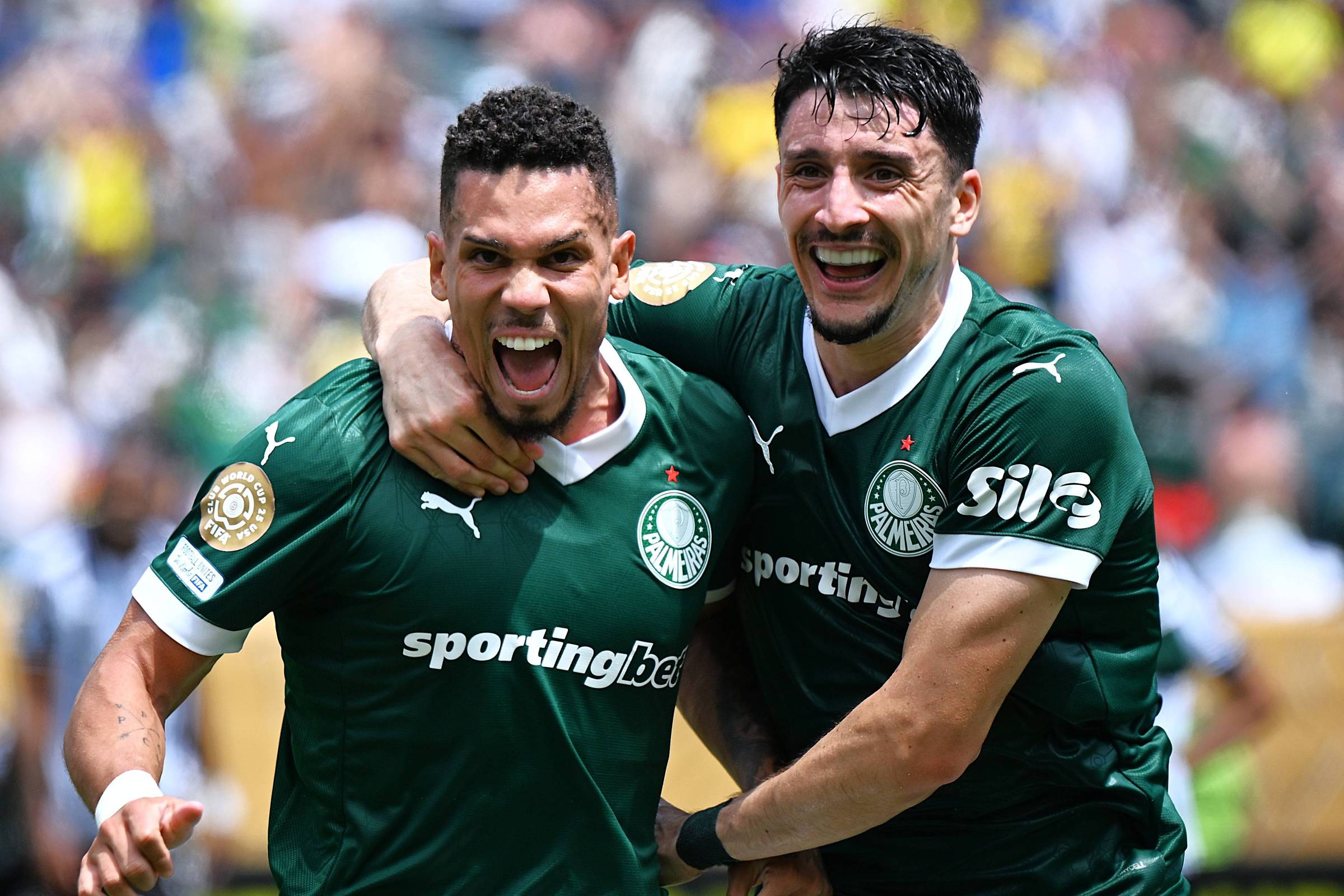 Palmeiras e Fluminense buscam vaga na semifinal do Mundial após glórias na Copa Rio Paulinho comemora com Piquerez gol contra o Botafogo que classificou Palmeiras às quartas de final da Copa do Mundo de Clubes (Foto: Wu Xiaoling - 28.jun.2025/Xinhua)