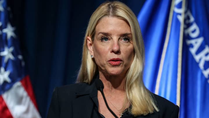 Justiça exige dados de não-cidadãos em prisões da Califórnia para deportações A procuradora-geral dos EUA, Pam Bondi, discute um anúncio relacionado ao combate às drogas durante uma coletiva de imprensa na sede da DEA em Arlington, Virgínia, EUA, em 15 de julho de 2025. (Foto: Umit Bektas | Reuters)