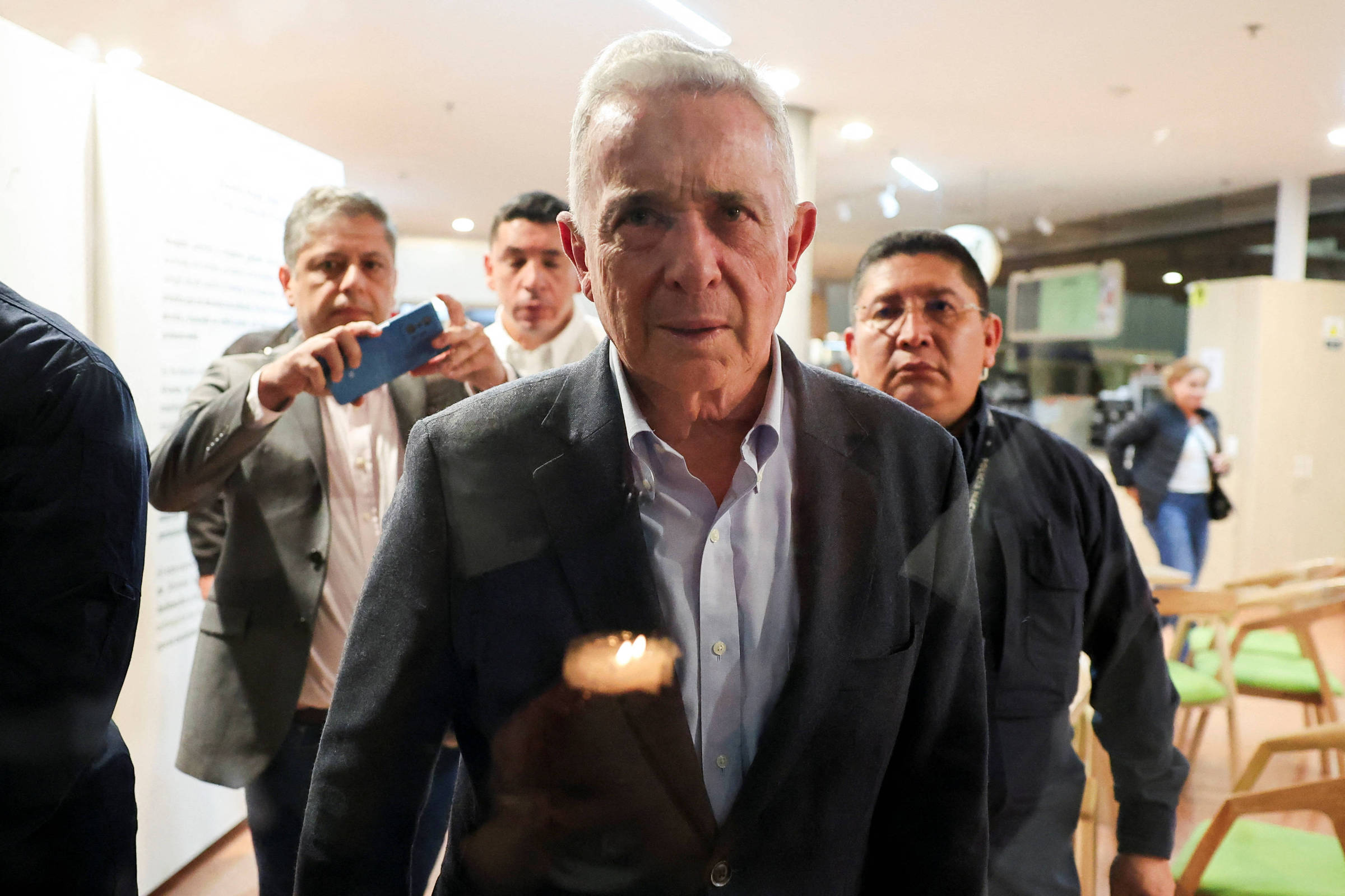 Promotoria colombiana solicita pena para ex-presidente Uribe por suborno e fraude O ex-presidente da Colômbia Álvaro Uribe visita o hospital em Bogotá, Colômbia (Foto: Luisa Gonzalez - 8.jun.25/Reuters)