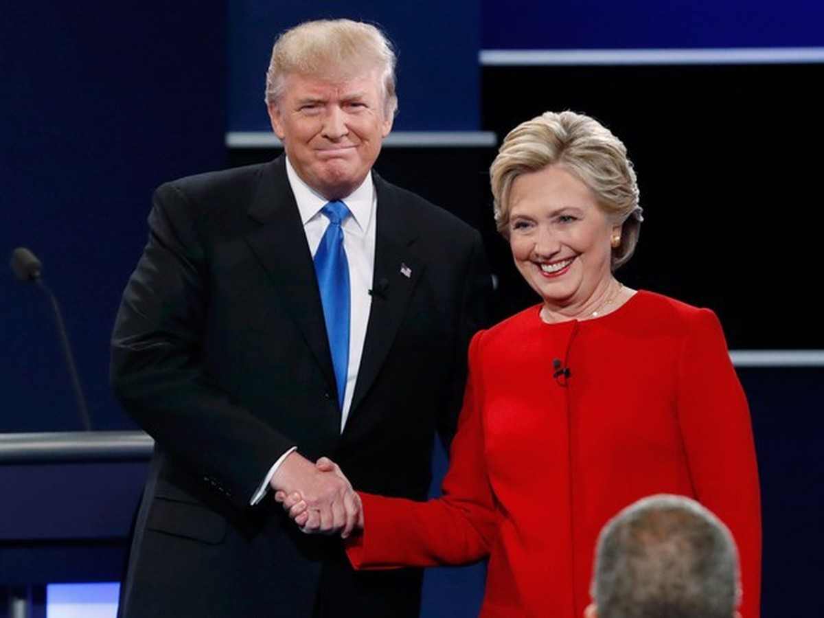 E-mails de Trump contra Hillary Clinton foram forjados por espiões russos, revela relatório Donald Trump e Hillary Clinton durante debate nas eleições de 2016 (Foto: AFP)