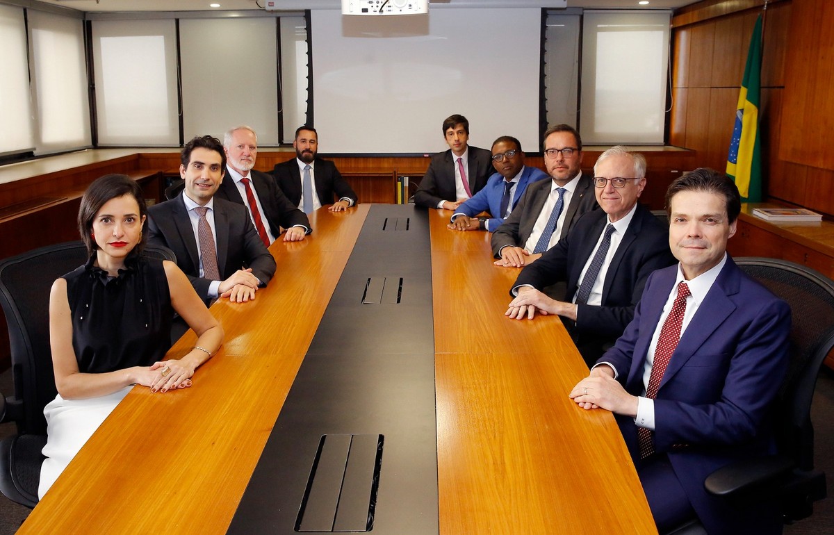 Banco Central revela ata do Copom que decidiu aumentar a Selic para 15% Nova composição do Copom, com Gabriel Galípolo na presidência do BC (Foto: Divulgação / Banco Central)