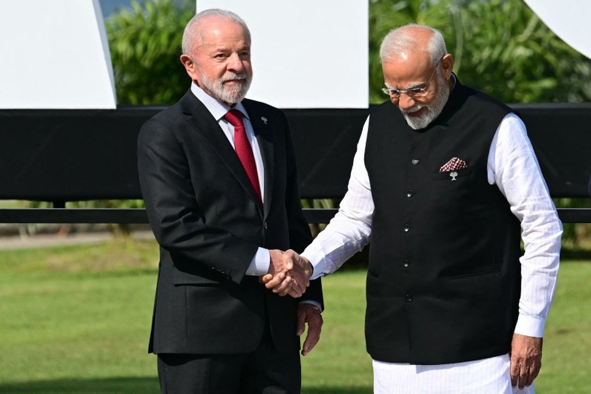 Brics define posição sobre Conselho de Segurança da ONU em declaração final Presidente Lula cumprimenta o premier da Índia, Narendra Modi, antes da foto oficial da Cúpula do Brics no Rio (Foto: Pablo PORCIUNCULA / AFP)