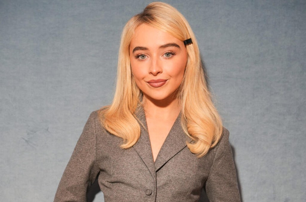 Sabrina Carpenter arrecada R$ 5 milhões para saúde mental e direitos LGBTQ+ Sabrina Carpenter arrecadou US$ 1 milhão para caridade em menos de um ano no PLUS1, tornando-se o fundo de artista que mais cresceu na organização. (Foto: Reprodução)