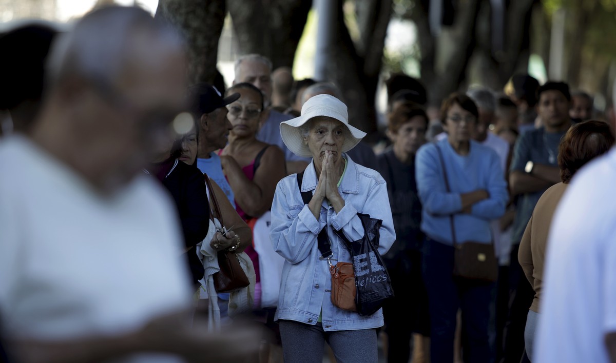 Filas nos postos de atendimento para pedir o cartão. Na foto, fila imensa no posto do Jaé no Estácio. (Foto: Fabiano Rocha / Agência O Globo)