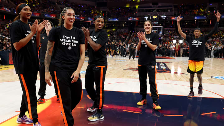 Jogadoras da WNBA usam camisetas para reivindicar pagamento justo e reconhecimento Steph Chambers | Getty Images Sport | Getty Images
