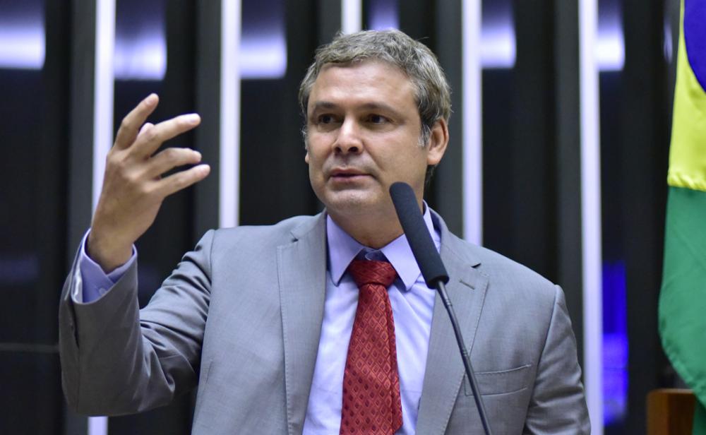 Lindbergh Farias critica tarifas e aponta ataque à soberania por bolsonaristas Deputado federal Lindbergh Farias (PT-RJ) discursa da tribuna do plenário da Câmara (Foto: Zeca Ribeiro/Câmara dos Deputados)