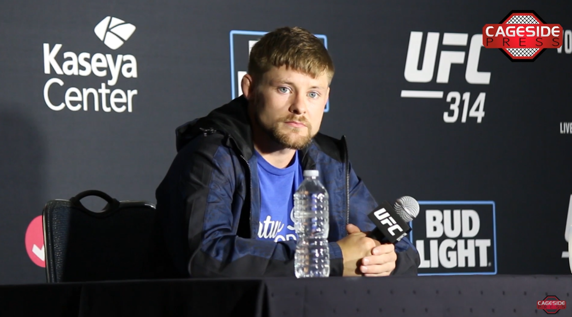Lutador do UFC destaca importância da fé em coletiva de imprensa