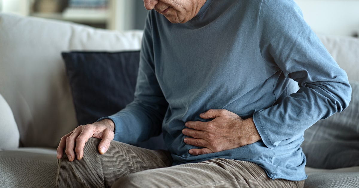 Prisão de ventre é um dos sintomas não motores da doença de Parkinson. (Foto: Adobe Stock)
