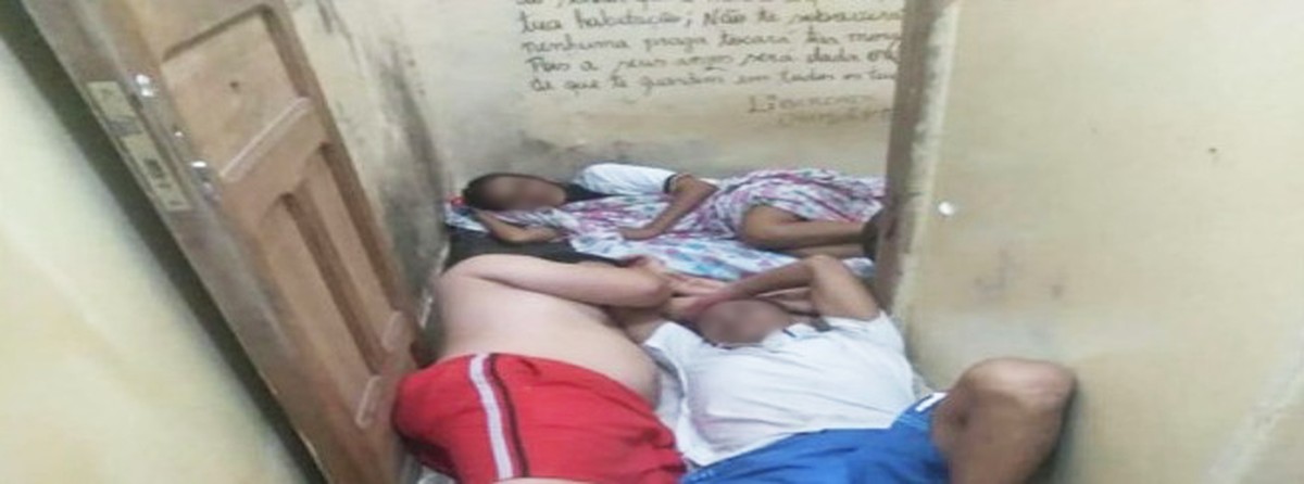 MP solicita prisão de policiais envolvidos em estupro de indígena no Amazonas A vítima deitada com outros detentos na delegacia (Foto: Reprodução)