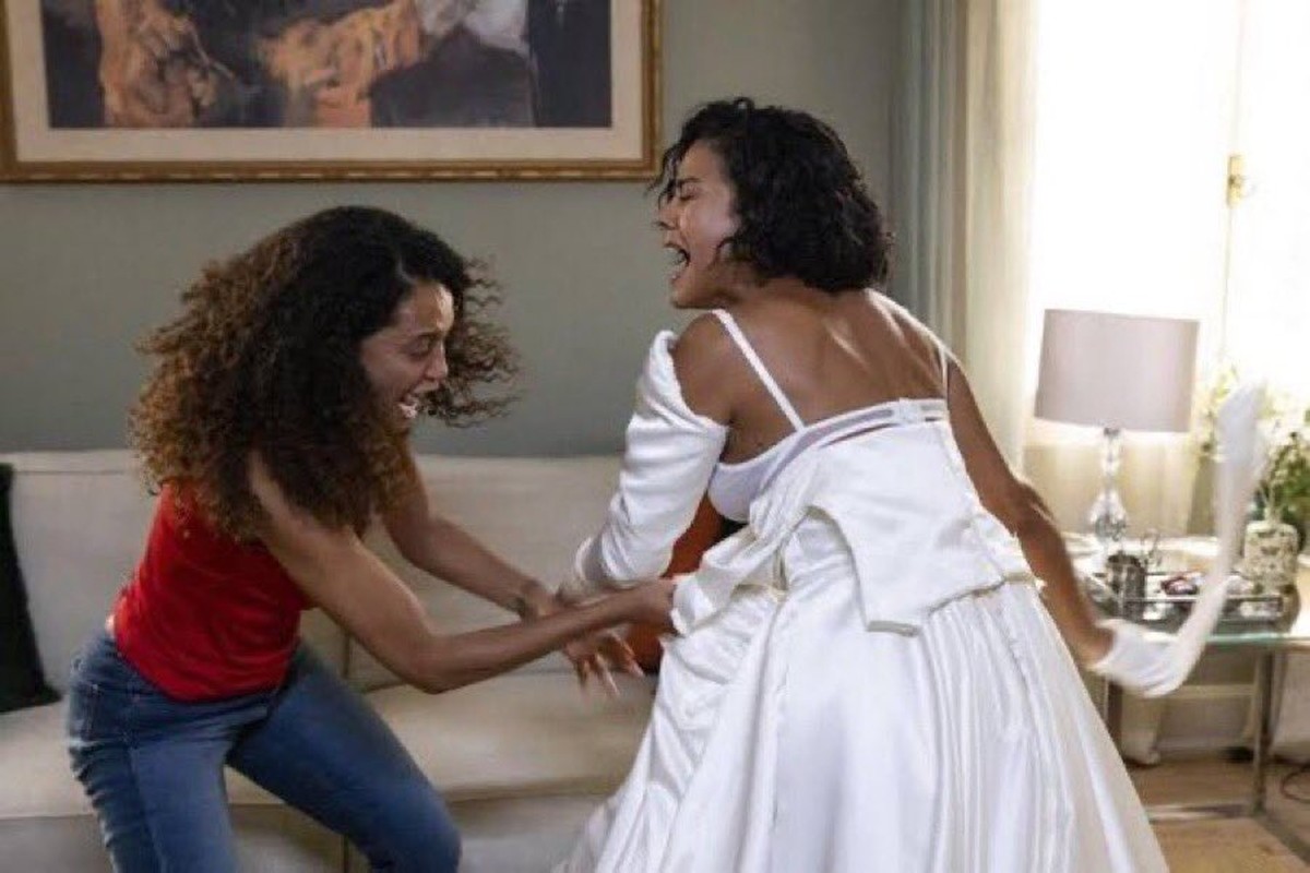 Taís Araujo celebra carinho do público após emocionante cena na novela Vale Tudo: Cena de Raquel rasgando vestido de noiva de Fátima bomba na web (Foto: Reprodução/Globo)