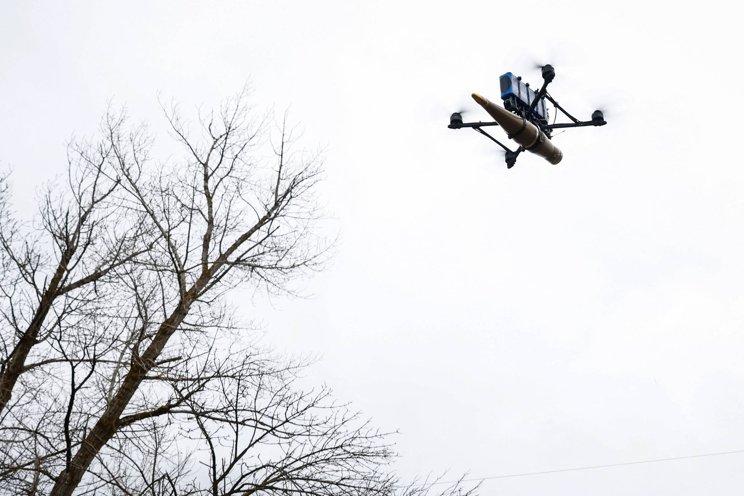 Estados Unidos iniciam revolução dos drones após atraso significativo na tecnologia Drone ucraniano armado com munição em treinamento na região de Kharkiv (Foto: Alina Smutko - 19.jan.2025/Reuters)