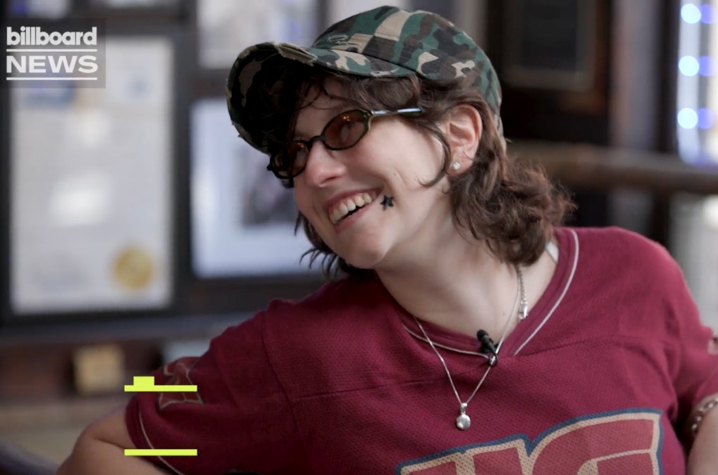 King Princess promove um verão ousado e vibrante além do mês do orgulho King Princess fala sobre sua nova música, o presidente Trump, o mês do Orgulho e muito mais em uma nova entrevista para a Billboard. (Foto: Reprodução)