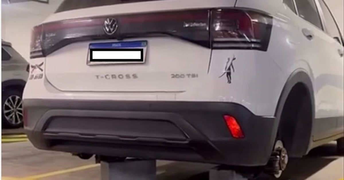 Rodas de carro são furtadas dentro de shopping em São Paulo; assista ao vídeo Carro que teve as duas rodas traseiras furtadas no estacionamento de shopping na capital. (Foto: Perdizes_Digital Via Instagram)
