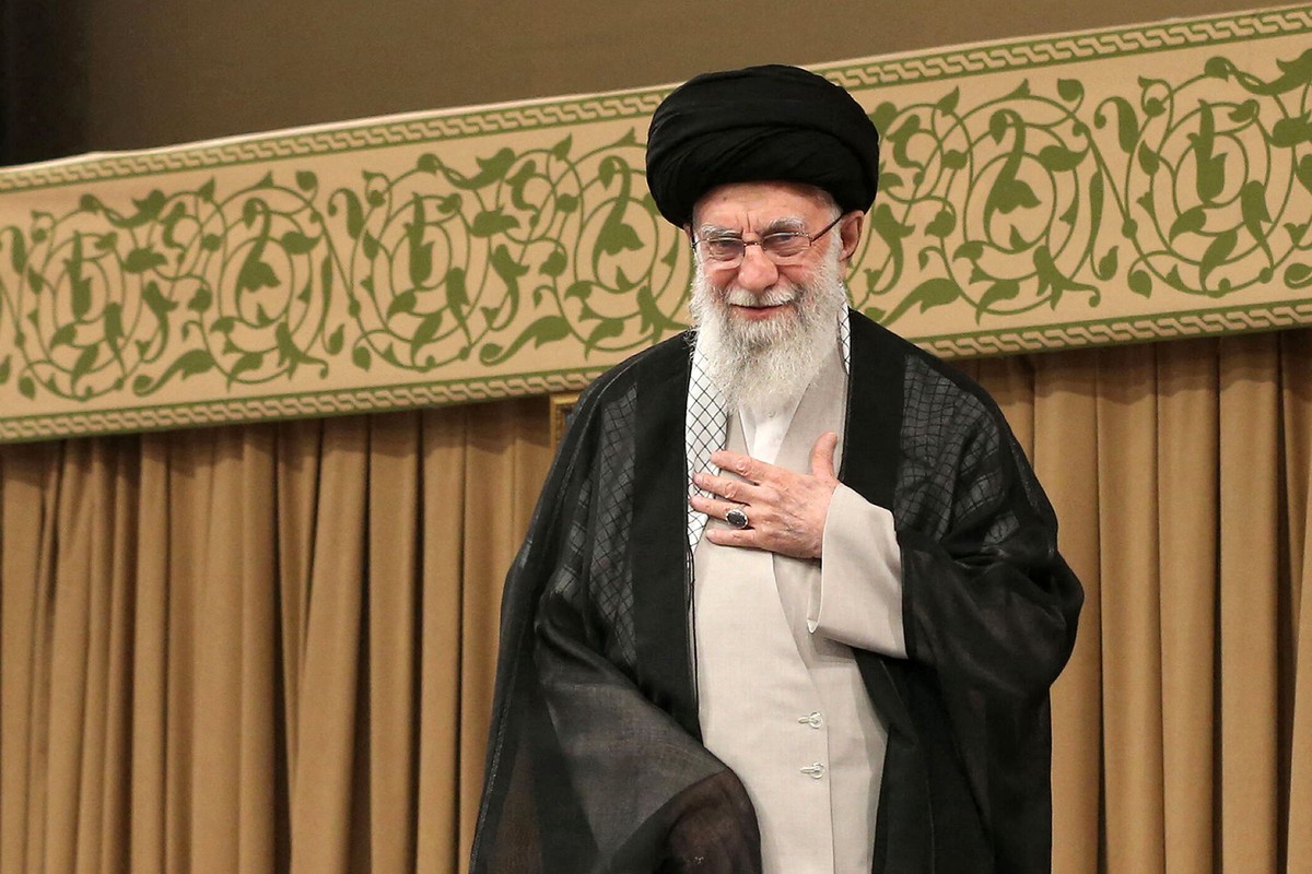 Líder supremo do Irã, aiatolá Ali Khamenei, durante audiência em Teerã (Foto: khamenei.ir/AFP)