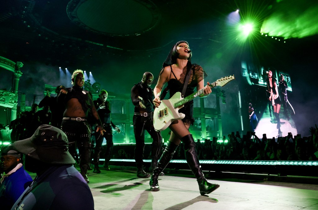 Melhores momentos da turnê de Lady Gaga: O Mayhem Ball, com seu início em Las Vegas no T-Mobile Arena. (Foto: Reprodução)