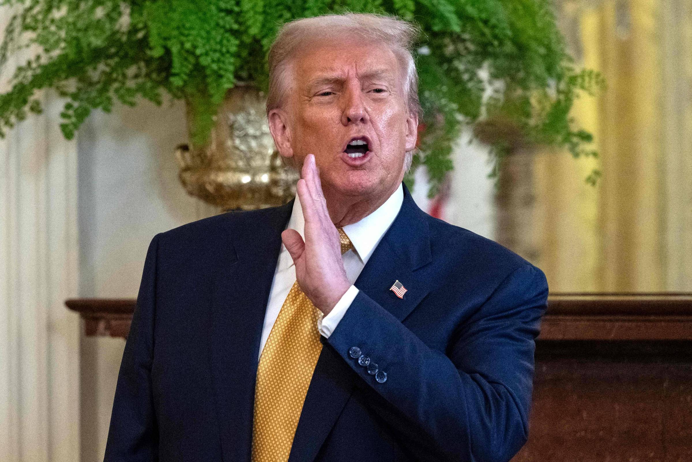 Trump critica novamente Powell e pede ações do Fed contra sua 'teimosia' Donald Trump conversa com repórteres após evento em Washington (Foto: Andrew Caballero-Reynolds/AFP)