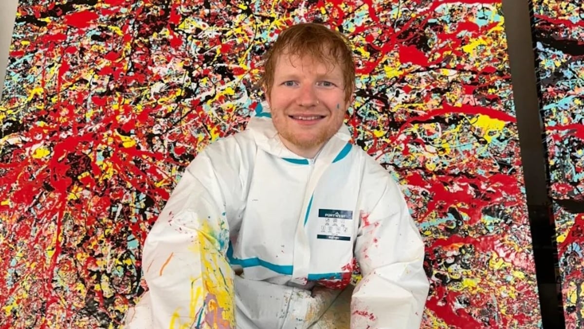 Ed Sheeran vende obra artística durante turnê para apoiar causa beneficente O cantor Ed Sheeran com uma de suas pinturas que estarão à venda na galeria Heni de Londres (Reino Unido). (Foto: HENI Gallery)