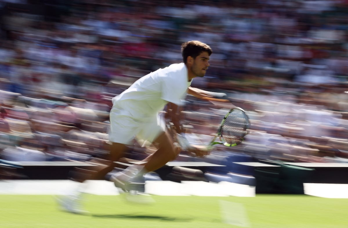 Carlos Alcaraz esprinta durante o partido contra Tarvet. (Foto: Isabel Infantes/REUTERS)