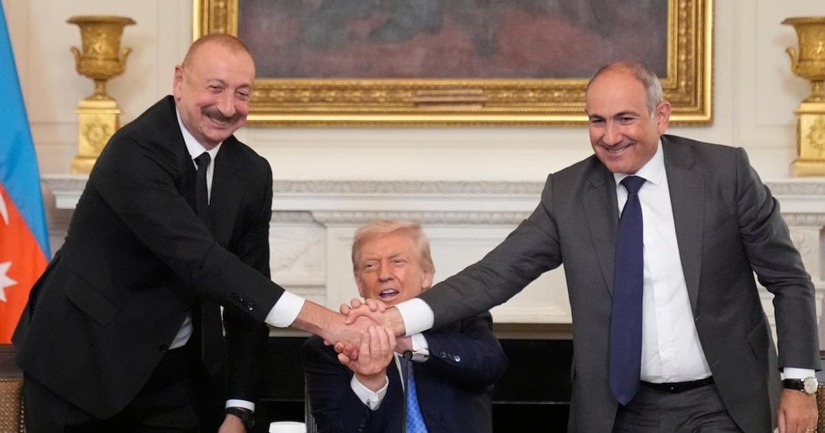 Bonecas matrioskas dos presidentes Vladimir Putin e Donald Trump à venda em Moscou (Foto: Alexander Nemenov/AFP)