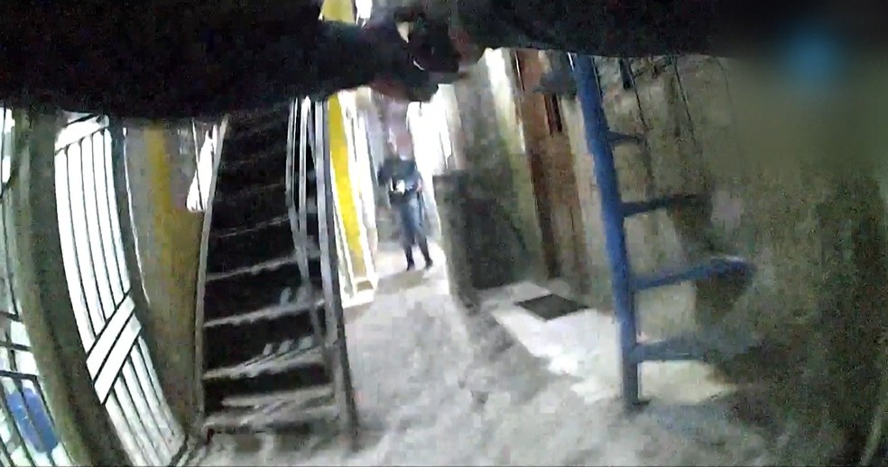 PM é filmado atirando em policial civil durante operação em São Paulo Sargento da Rota disparou contra policial civil ao confundi-lo com possível criminoso (Foto: Fantástico/Reprodução)