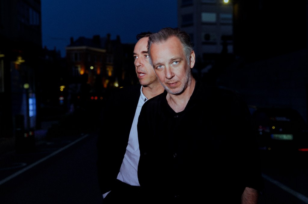 Soulwax lança novo álbum como resposta à música cada vez mais formulaica Soulwax anunciou seu próximo álbum 'All Systems Are Lying' com o lançamento de dois singles em julho. Os irmãos discutem o projeto. (Foto: Reprodução)