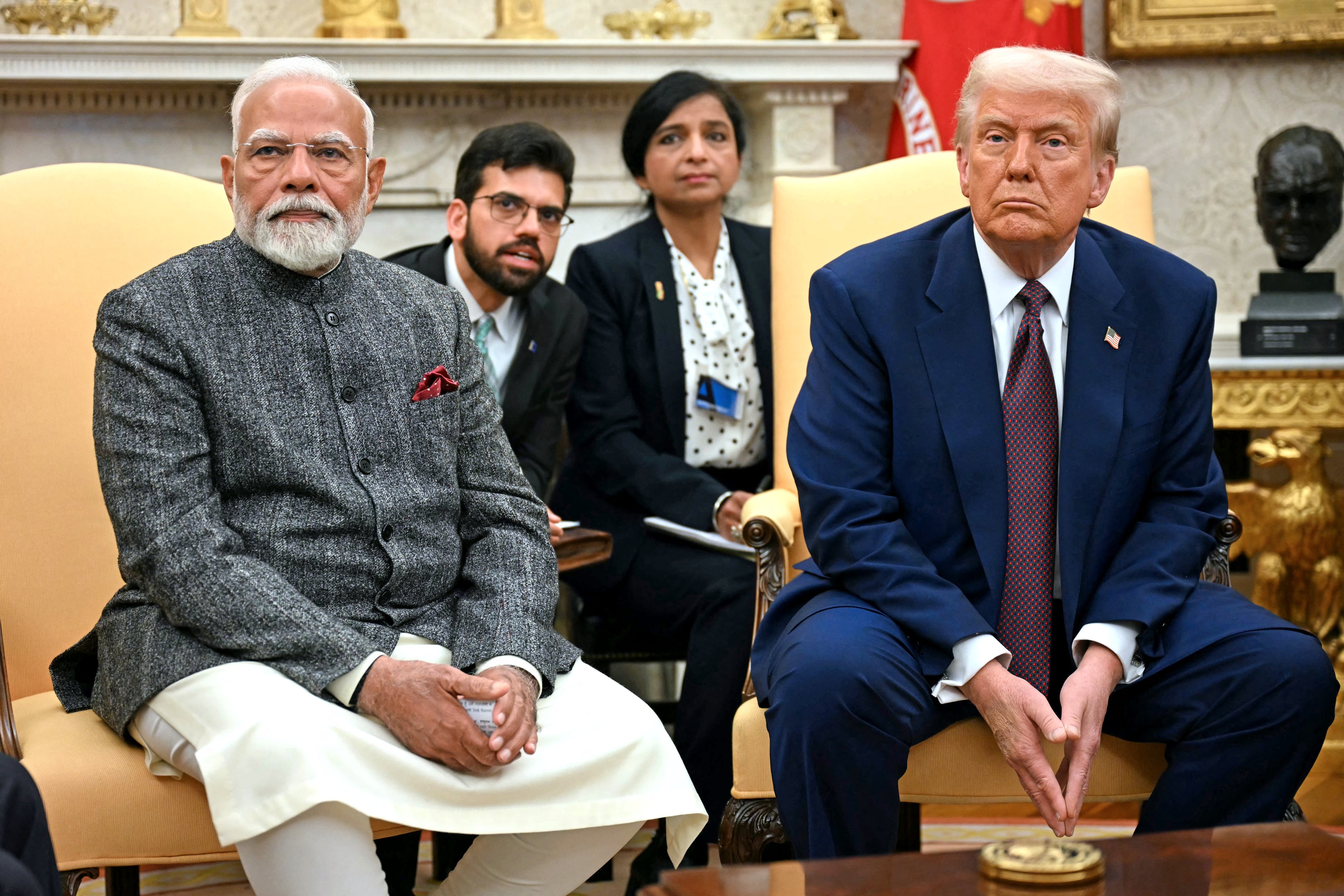 Índia avança em negociações para reduzir tarifas comerciais com os EUA Donald Trump, presidente dos EUA, ao lado do premiê indiano Narendra Modi, na Casa Branca (Foto: Jim WATSON/Getty Images)