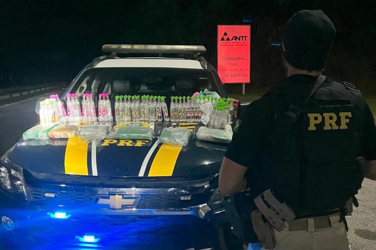 PRF apreende 6 quilos de maconha e lança-perfume na Região Serrana do Rio Operação da PRF apreende carga com maconha e lança-perfume na Região Serrana do Rio (Foto: Divulgação)