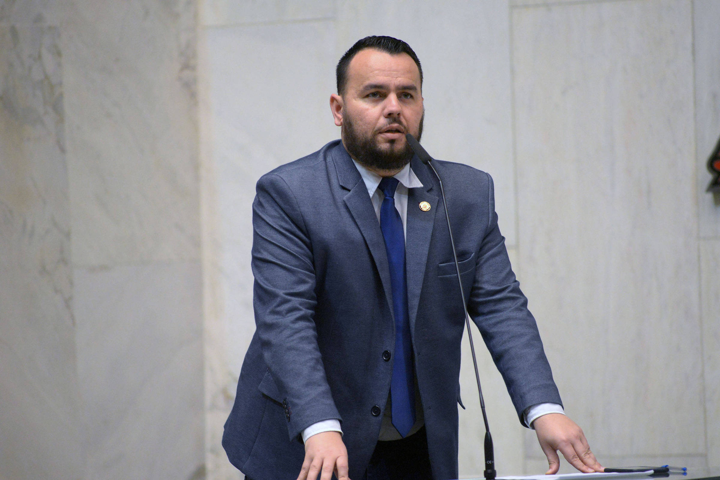 Deputado denuncia furto de rodas de carro da Alesp em cemitério na zona leste Deputado Gil Diniz em discurso na Alesp (Foto: Mauricio Garcia de Souza - 10.jan.2020/Folhapress)