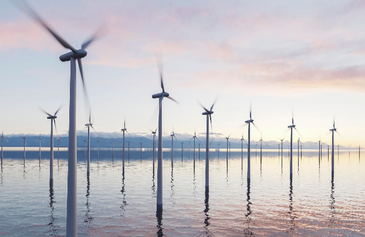 Turbinas de energia eólica no mar (Foto: Imagem usando ativos da Freepik.com)