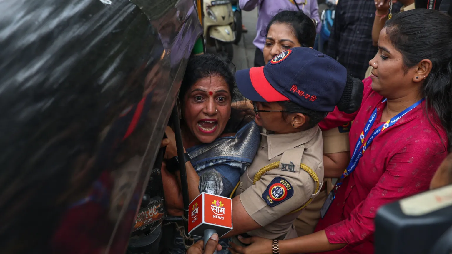 Conflito linguístico se intensifica e gera violência no estado mais rico da Índia A polícia em Mumbai detém uma mulher que participava de um protesto esta semana contra a suposta injustiça aos falantes de Marathi (Foto: EPA/Shutterstock)