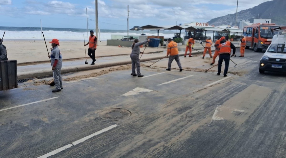 Avenida Delfim Moreira é interditada no Leblon por acúmulo de areia da ressaca Funcionários da Comlurb retiram areia da Avenida Vieira Souto (Foto: Divulgação)