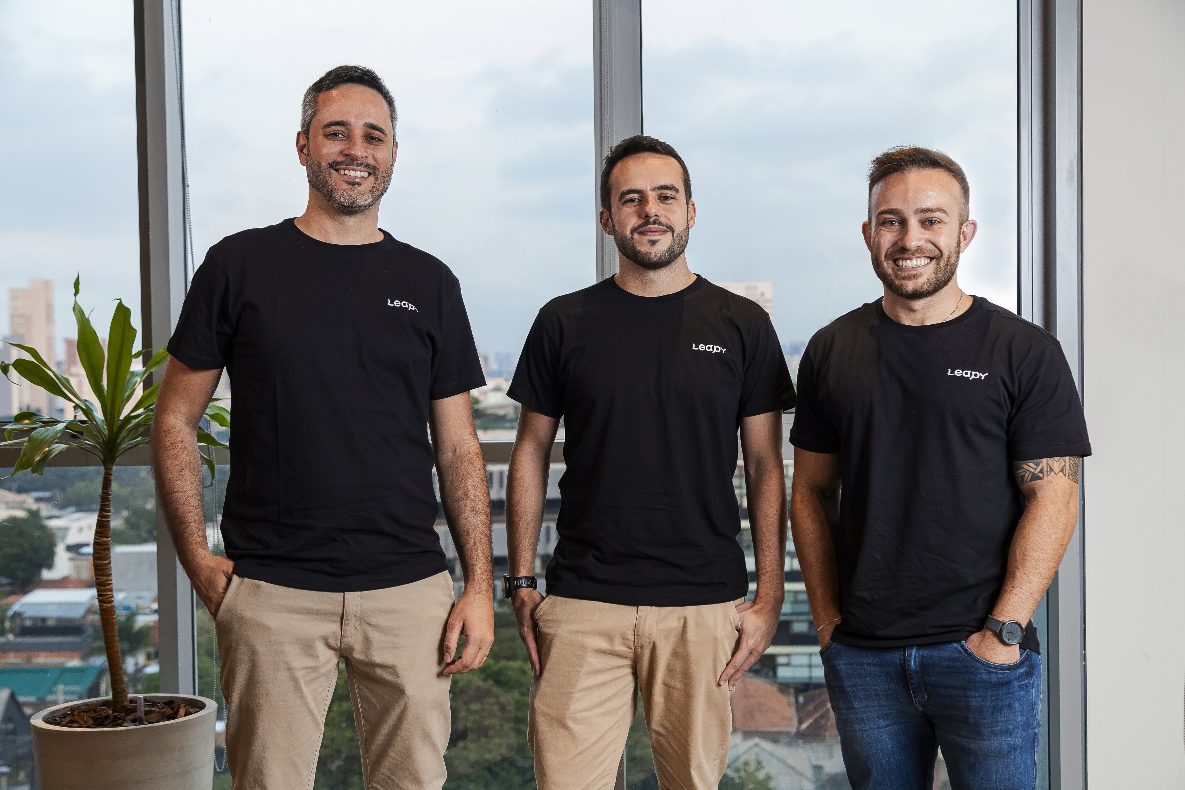 Empresa capta R$ 12 milhões para aumentar efetivação de jovens aprendizes Matheus Fonseca, Daniel Almeida e Marlon Wanderllich, da Leapy: “Queremos que o aprendiz cresça, vire liderança e, com isso, mude o mercado de dentro para fora.” (Foto: Leapy/Divulgação)