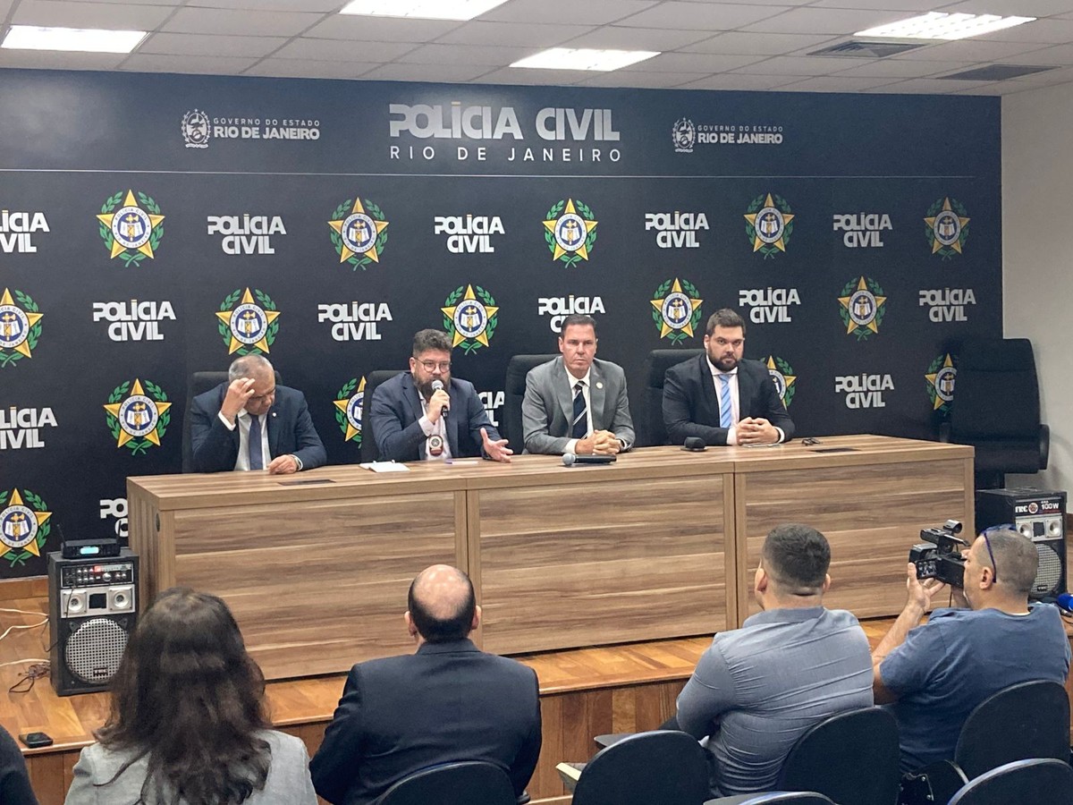 Paes critica segurança e bilhetagem, e Estado responde sobre responsabilidade Representantes da Polícia Civil e da Secretaria de Defesa do Consumidor em coletiva de imprensa realizada nesta quinta-feira na Cidade da Polícia (Foto: Camila Araujo/Agência O Globo)