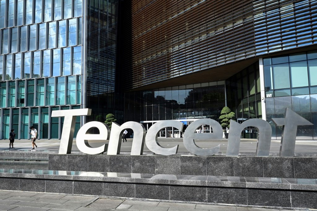 Tencent e Alibaba investirão US$ 50 bilhões em infraestrutura de IA até 2027 Juntamente com outras empresas, Tencent lidera esforços para migrar desenvolvido de IA para chips produzidos internamente (Foto: AFP)