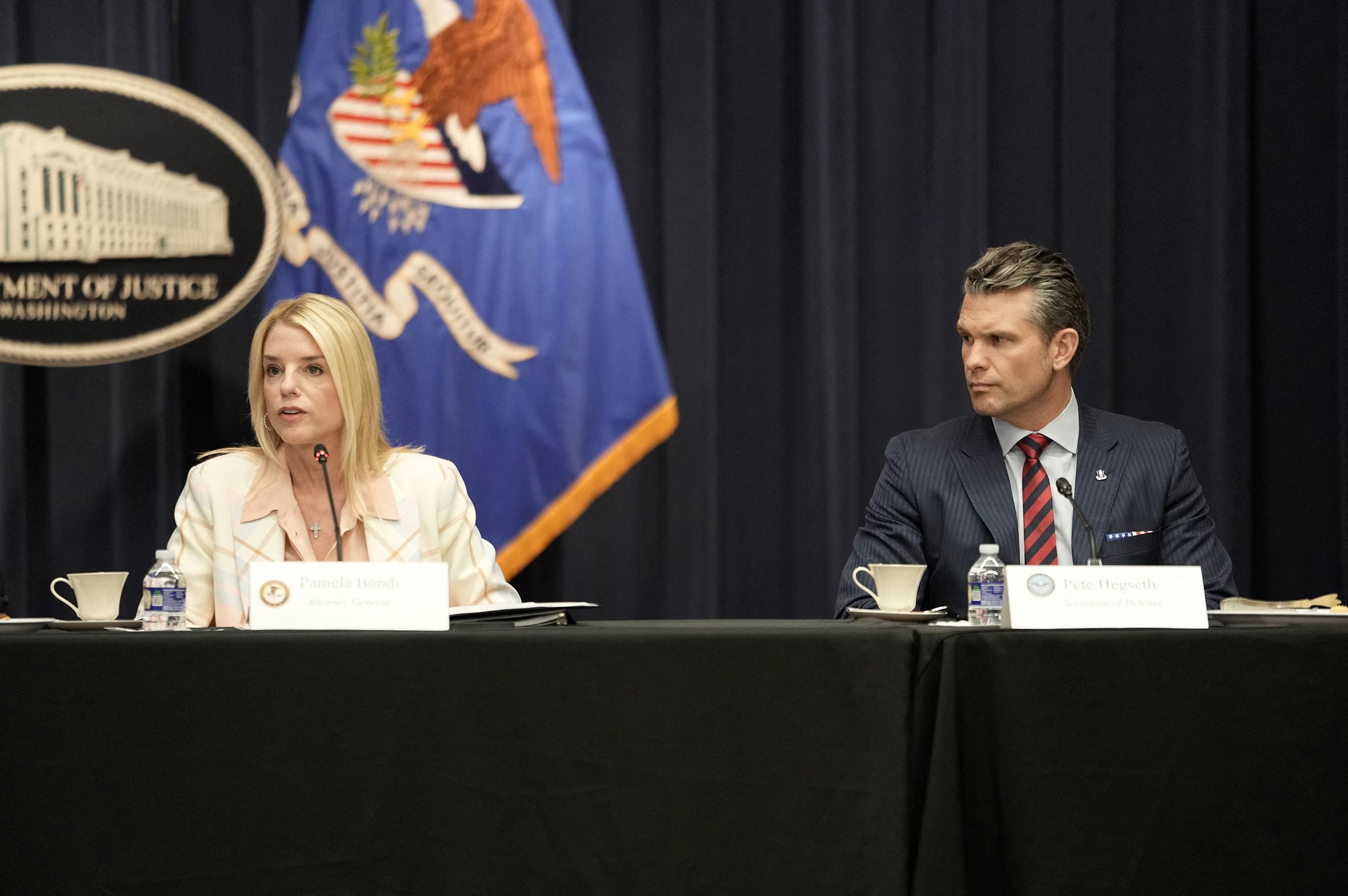 Bondi e Hegseth seguem diretrizes de Trump, apesar de polêmicas em suas ações Foto: Reprodução