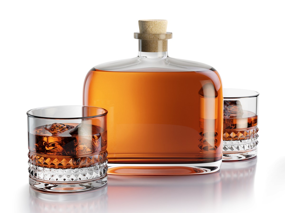Governo elimina mais de R$ 1 milhão em anúncios irregulares de bebidas alcoólicas Whiskys importados foram alvo da operação (Foto: Freepik)