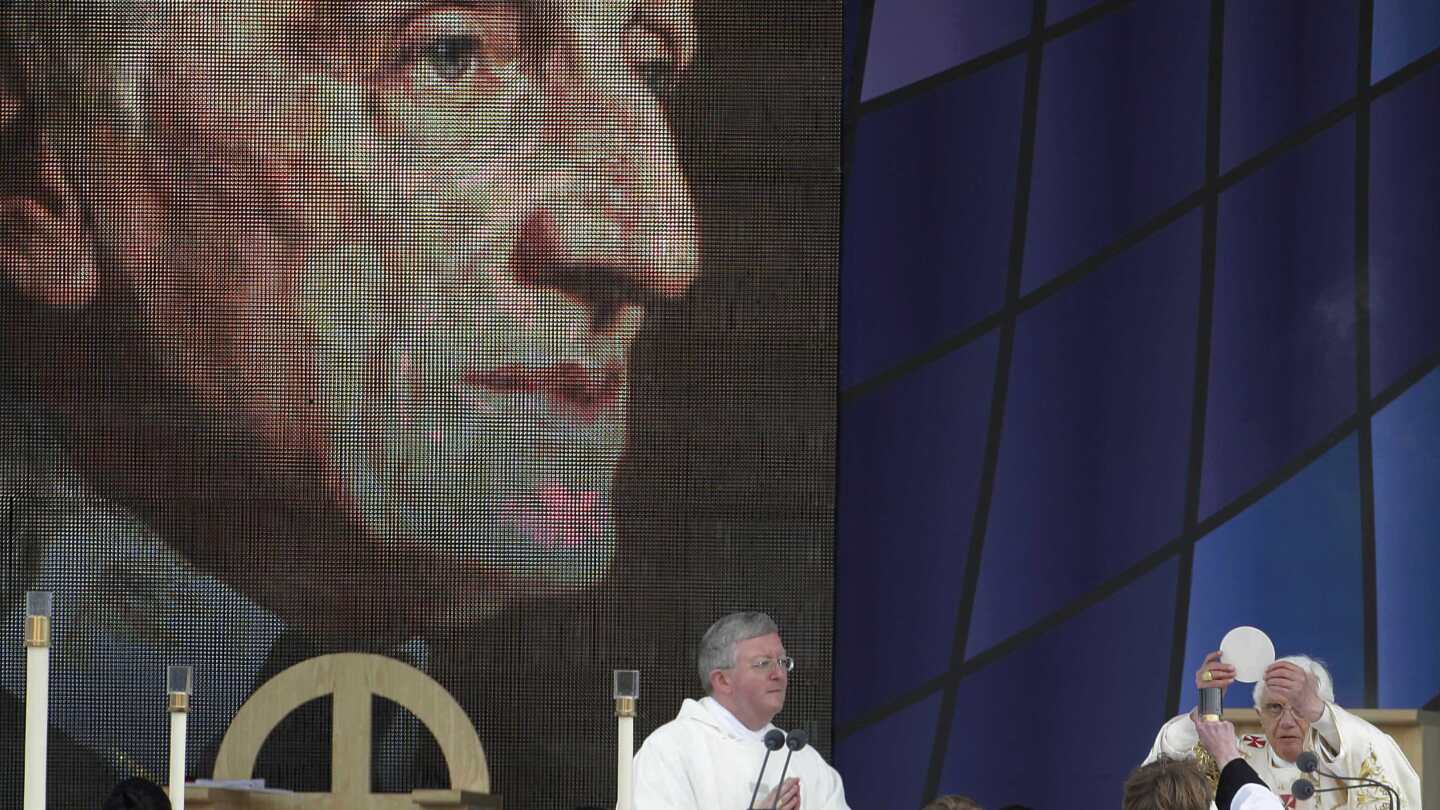 O Papa Bento XVI, à direita, celebra uma missa de beatificação para o Cardeal John Henry Newman em Birmingham, Inglaterra, no domingo, 19 de setembro de 2010. (Foto: AP Photo/Gregorio Borgia, File)