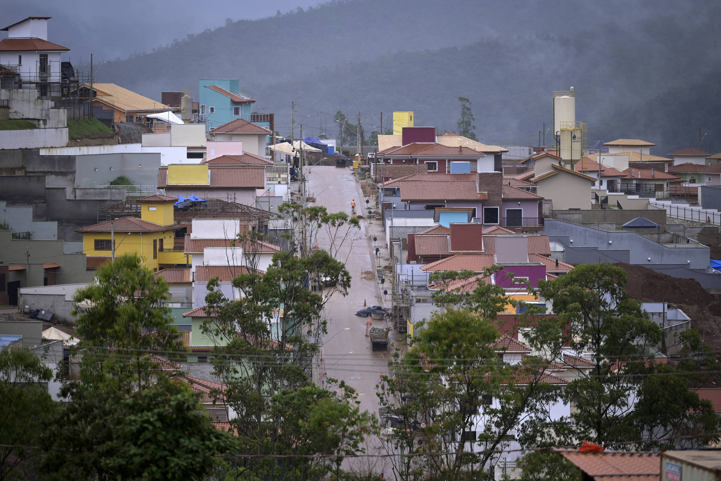 Vítimas do desastre de Mariana processam mineradoras por conspiração e danos Sete anos após o rompimento de barragem em Bento Rodrigues, famílias atingidas se dividem entre possibilidade de voltar a distrito e temor de vida em canteiro de obras (Foto: Douglas Magno/Folhapress)