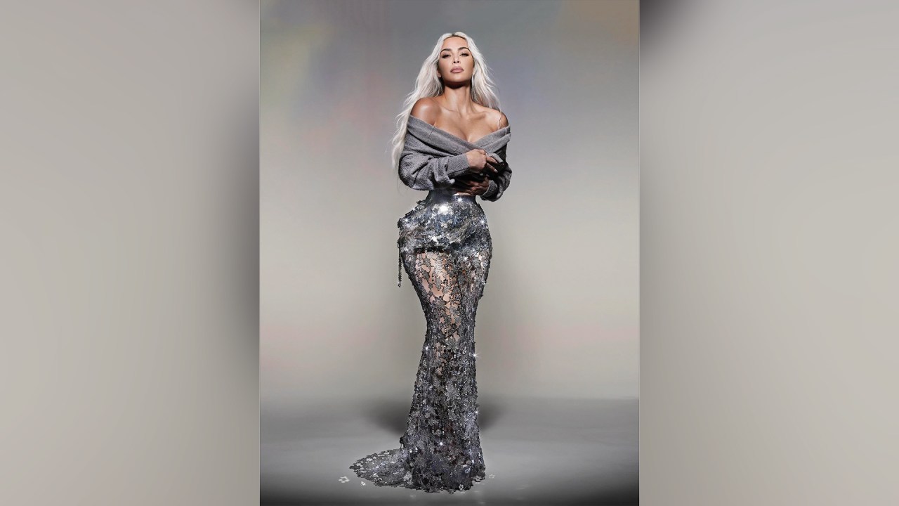 Moda exige sacrifícios: vale a pena sofrer para se destacar? Kim Kardashian: a celebridade ficou praticamente sem respirar para caber no vestido metalizado de John Galliano (Foto: @kimkardashian/Instagram)