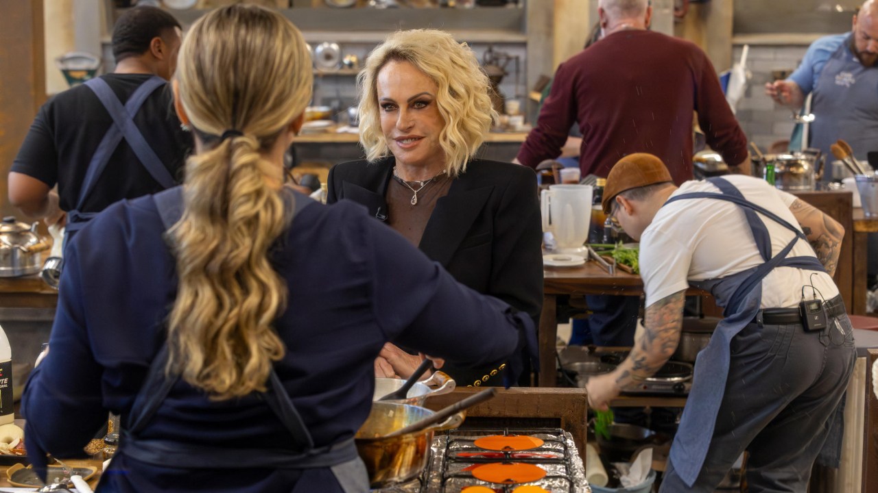 Ana Maria Braga participa como convidada especial no ‘Masterchef’ da Globo Ana Maria Braga com participantes durante prova do 'Chef de Alto Nível', reality da Globo (Foto: Beto Roma/TV Globo)