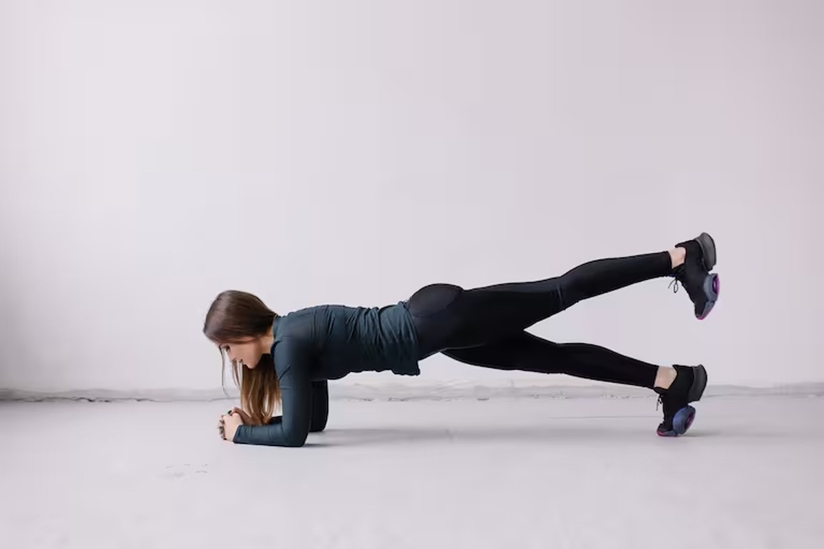 Exercício do escorpião melhora força, postura e flexibilidade de praticantes O exercício do escorpião fortalece a região central do corpo — Foto: Shutterstock