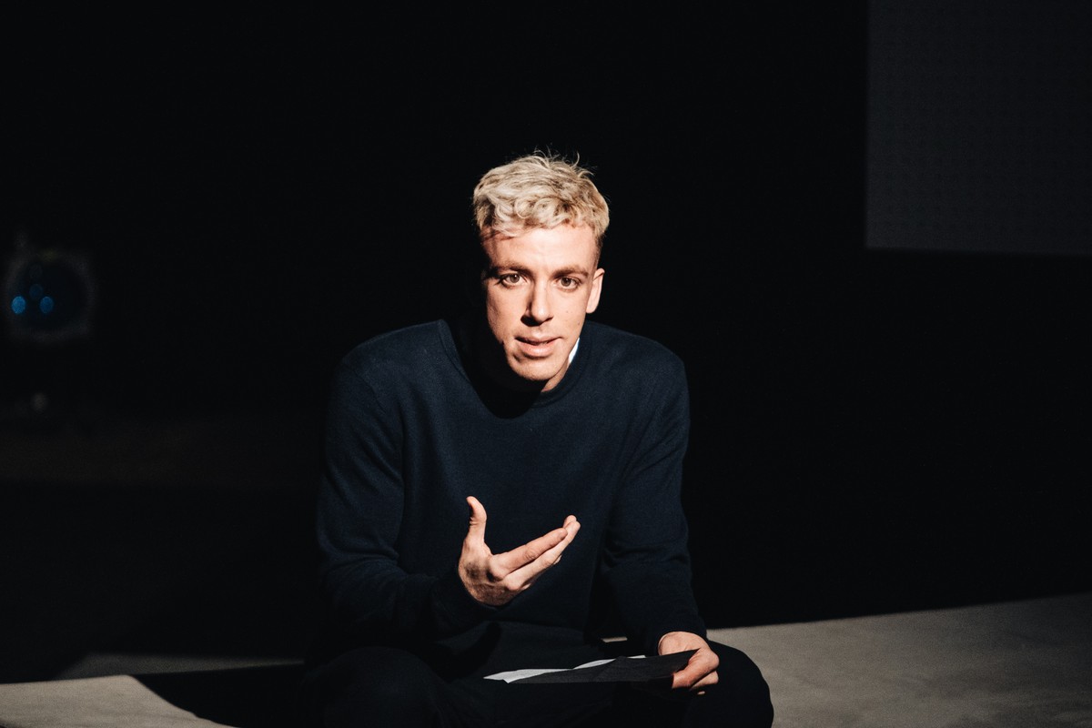 João Côrtes interpreta Édouard Louis em peça intensa e emocionante João Côrtes, em cena da peça 'Eddy — Violência e metamorfose' (Foto: Elisa Mendes/Divulgação)