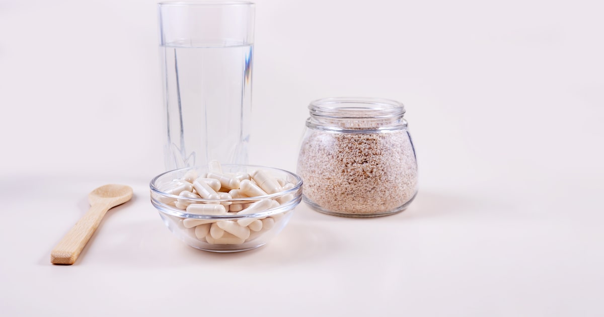 O psyllium é uma fibra que pode ser consumida em forma de cápsula ou pó, que é misturado a água, sucos, vitaminas, shakes ou outras receitas (Foto: Irina/Adobe Stock)