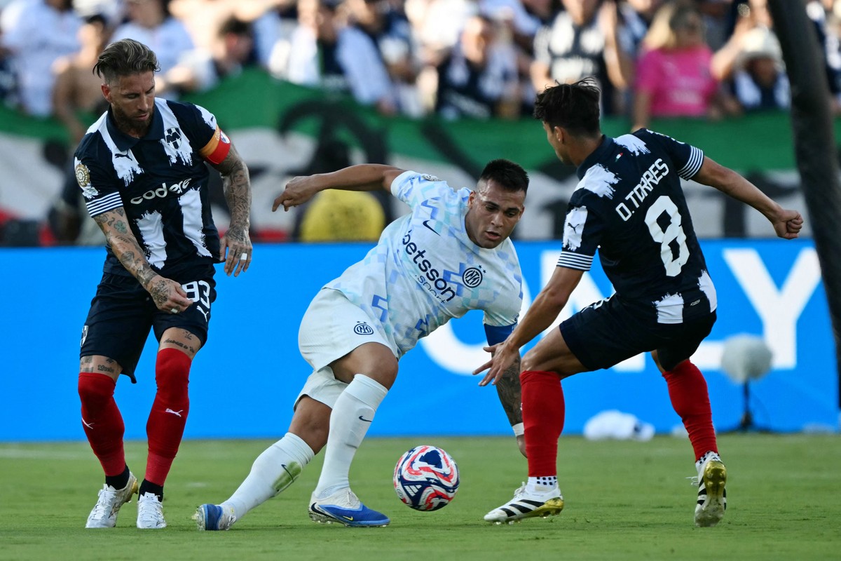 Inter, River e Monterrey disputam adversário do Fluminense nas oitavas de final Sérgio Ramos (esquerda) e Lautaro Martínez (centro) no empate entre Monterrey e Inter de Milão (Foto: YURI CORTEZ / AFP)