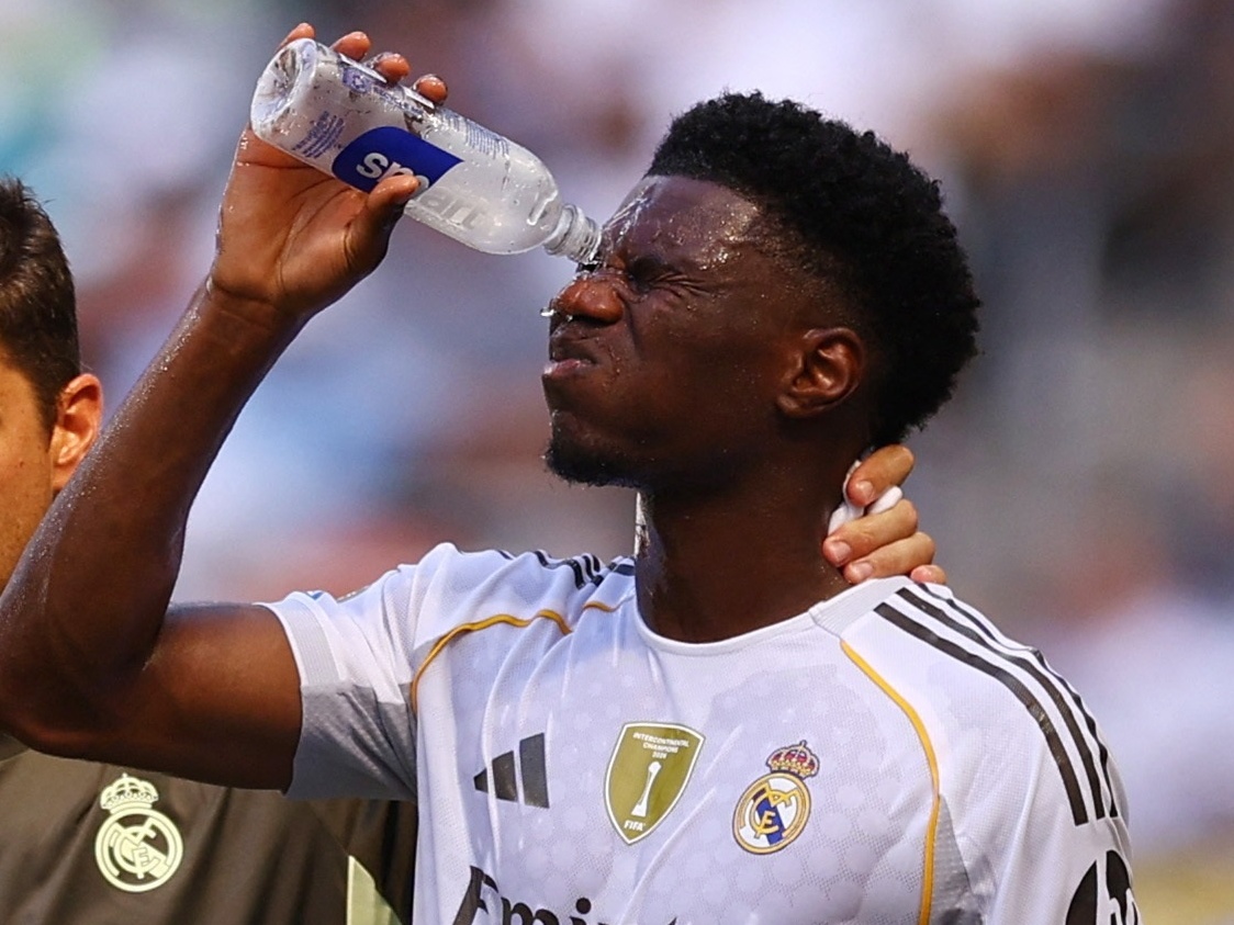 Calor intenso no Mundial afeta desempenho de jogadores e torcedores europeus Tchouaméni joga água no rosto durante Real Madrid x Al-Hilal, jogo do Mundial (Foto: REUTERS/Hannah Mckay)