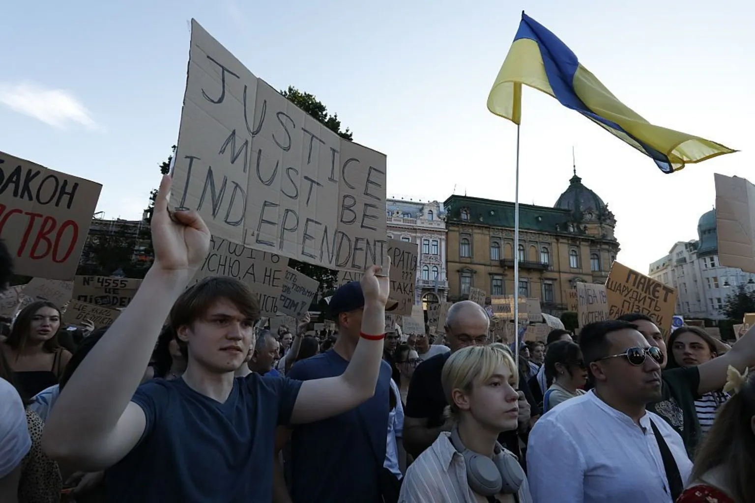 Zelensky propõe nova lei anticorrupção após manifestações no país As maiores manifestações anti-governo desde o início da guerra ocorreram na Ucrânia esta semana (Foto: Getty Images)