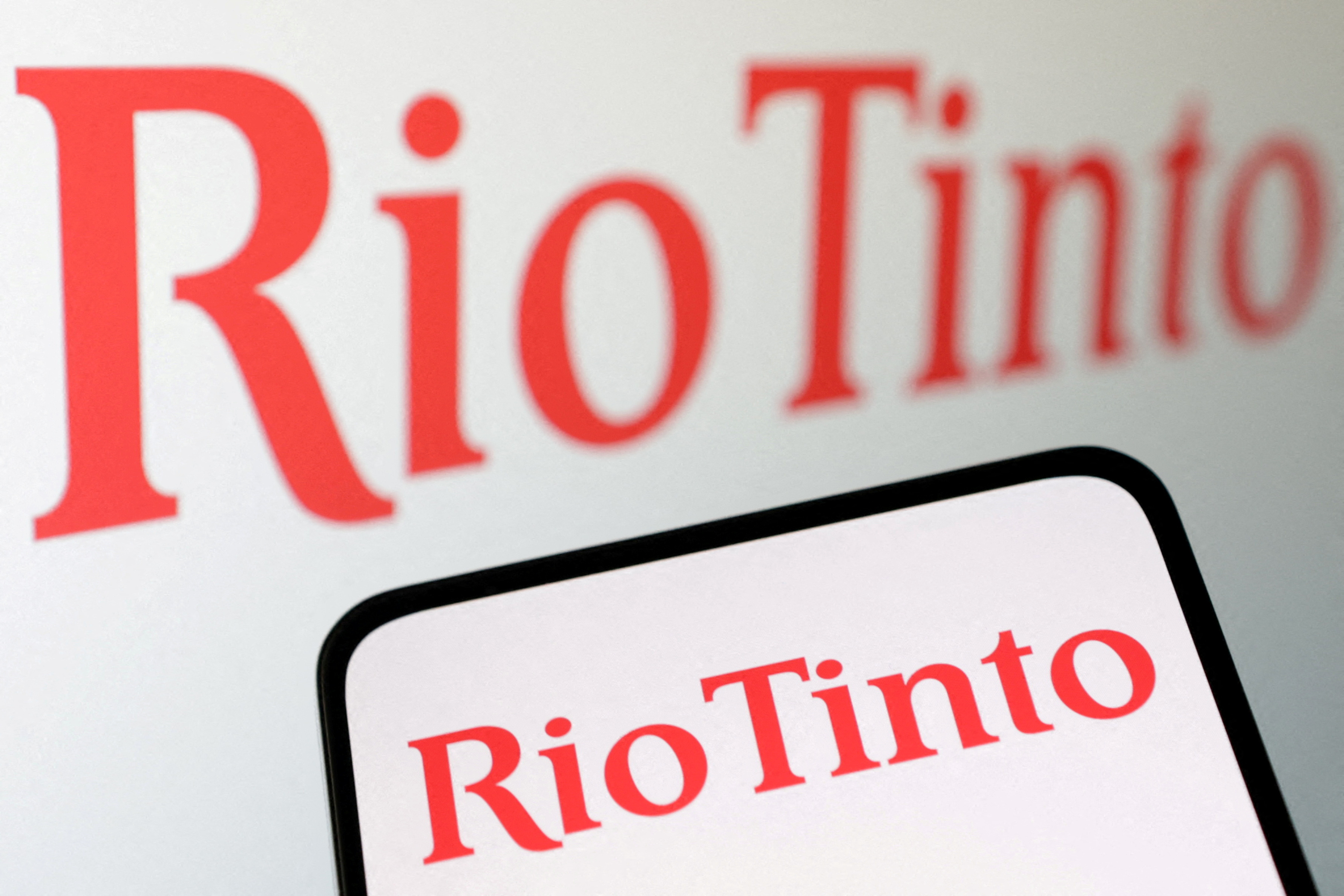 Rio Tinto registra menor lucro em cinco anos devido à queda do minério de ferro Logotipo da Rio Tinto em ilustração tirada em 10 de abril de 2023 (Foto: REUTERS/Dado Ruvic)