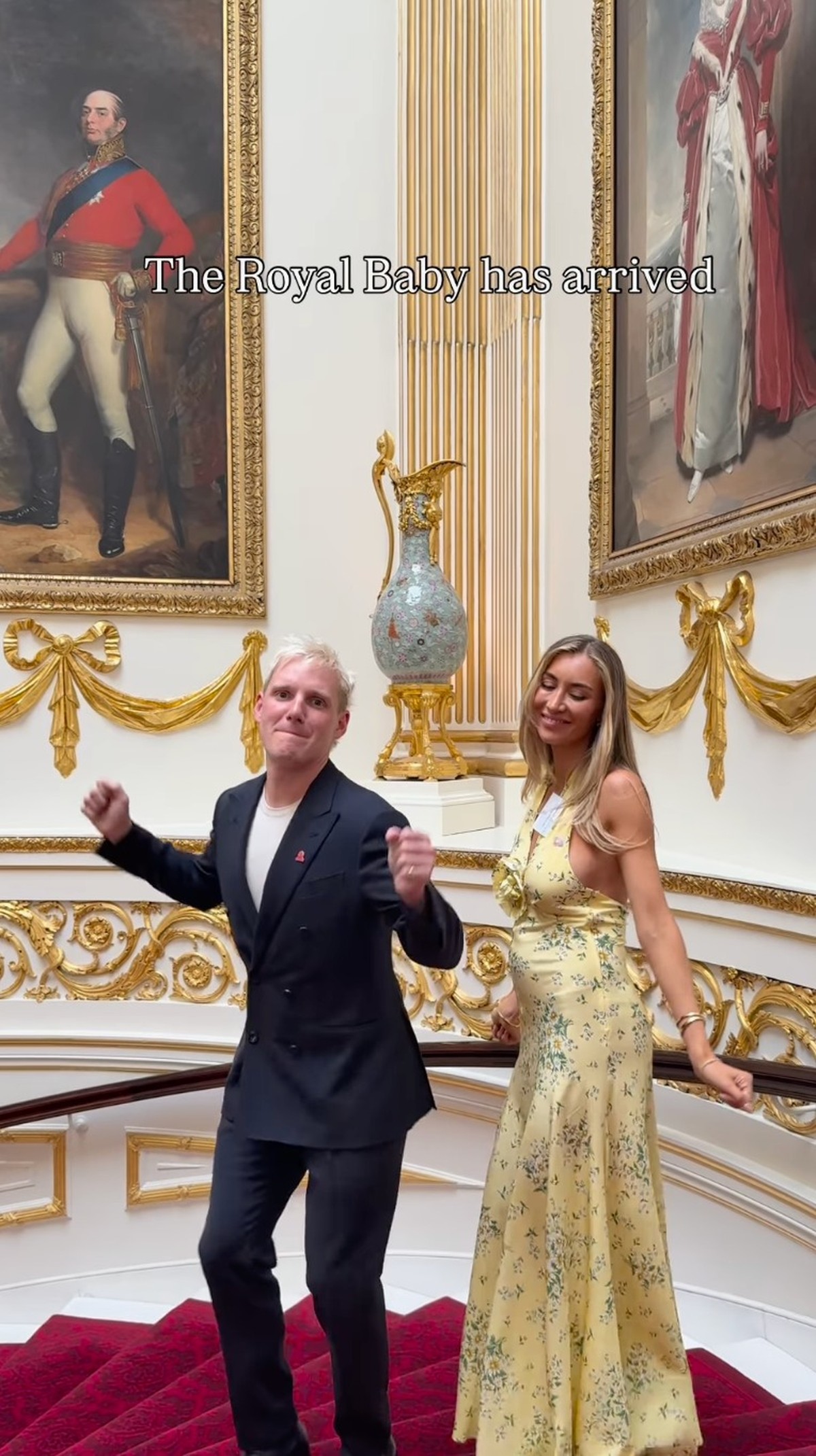Apresentadores desafiam a monarquia ao recriar dança de Meghan Markle no palácio Jamie Laing e Sophie Habboo (Foto: Reprodução/Instagram)
