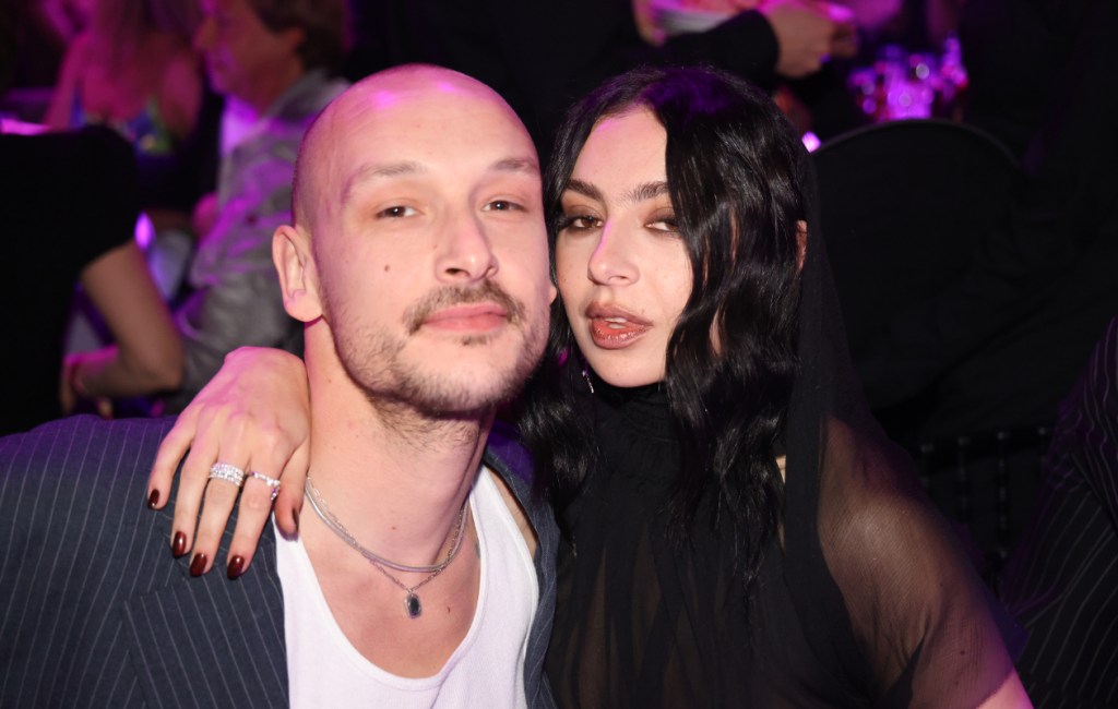 Charli XCX e George Daniel, do The 1975, se casam em Londres Charli XCX e George Daniel, do The 1975, se casaram em Londres. (Foto: Reprodução)