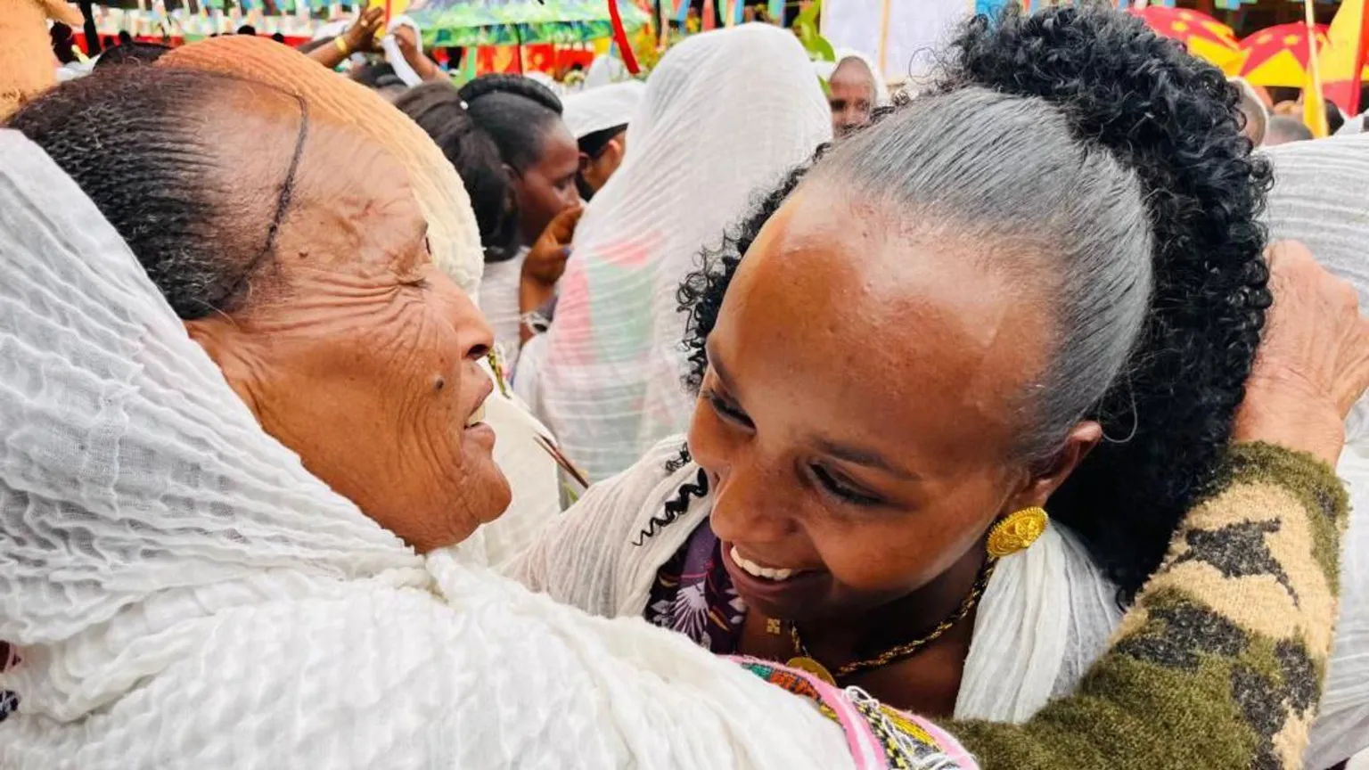 Etíopes e eritreus se reencontram com reabertura histórica da fronteira Relativos e amigos se reuniram pela primeira vez em cinco anos (Foto: Girmay Gebru / BBC)